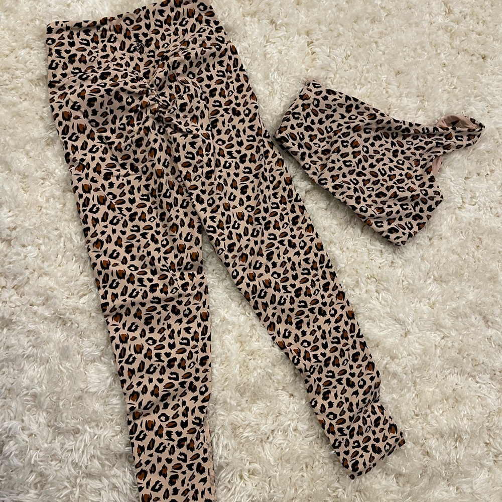 Adapt High Waisted Scrunch Leggings - Nude Leopard and matching sport bra
